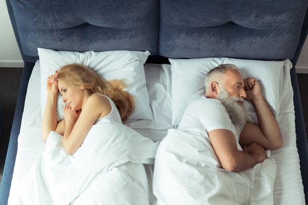 couple lying in bed - 写真・画像
