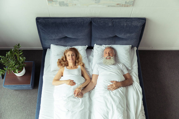 Couple couché au lit - Photo, image