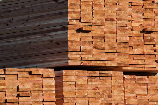 Κατασκευή ξυλείας στο ελαιοτριβείο. Προιόντα για αλευρόμυλους. - Φωτογραφία, εικόνα
