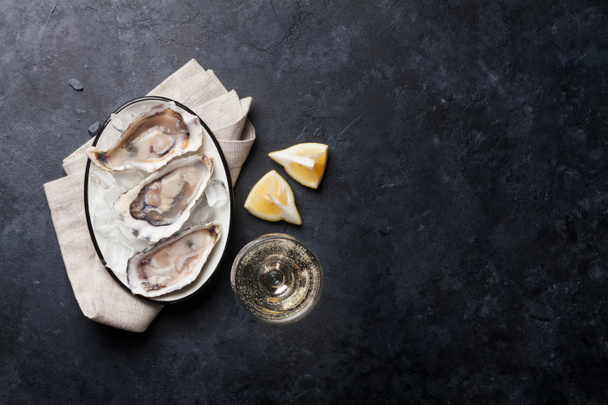 Oysters and white wine - Photo, Image