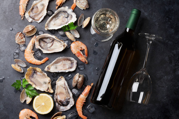 Taze deniz ürünleri ve beyaz şarap - Fotoğraf, Görsel