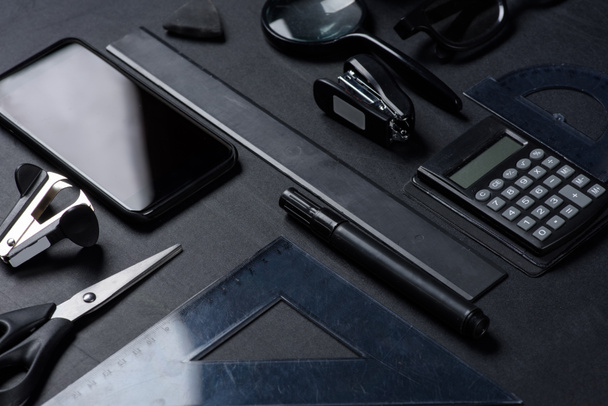 smartphone con varios utensilios de oficina
 - Foto, imagen