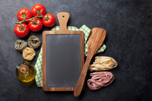 Mutfak aletleri ve domates - Fotoğraf, Görsel