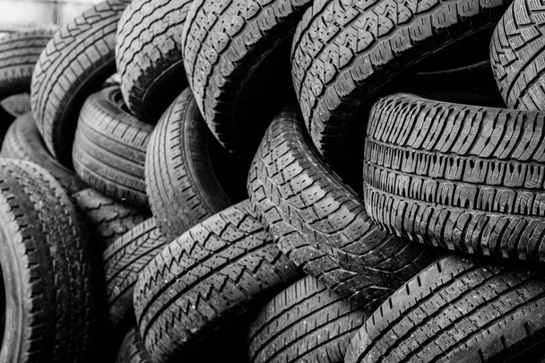 pneus de automóveis usados empilhados em pilhas
 - Foto, Imagem