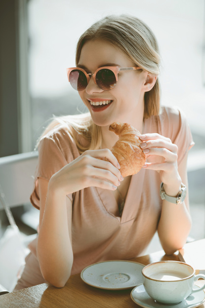 girl with croissant in cafe - Foto, Imagem