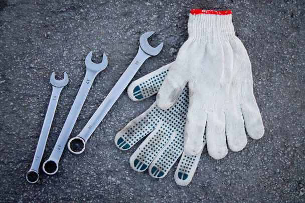 Schraubenschlüssel und Handschuhe  - Foto, Bild