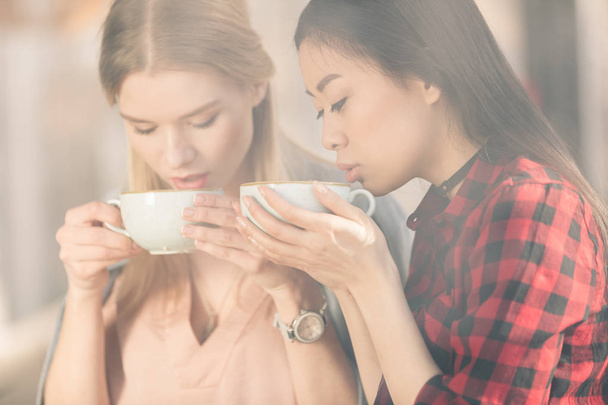 Young women drinking coffee - Фото, изображение