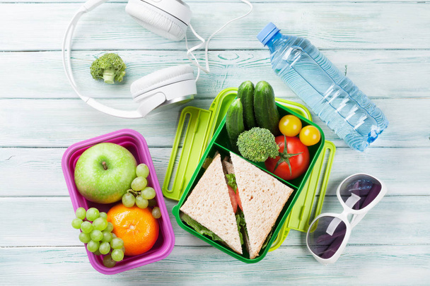 boîte à lunch avec légumes et sandwich
 - Photo, image