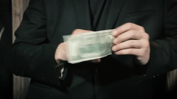 Goochelaar toont een voorstelling met een dollar bill - Video