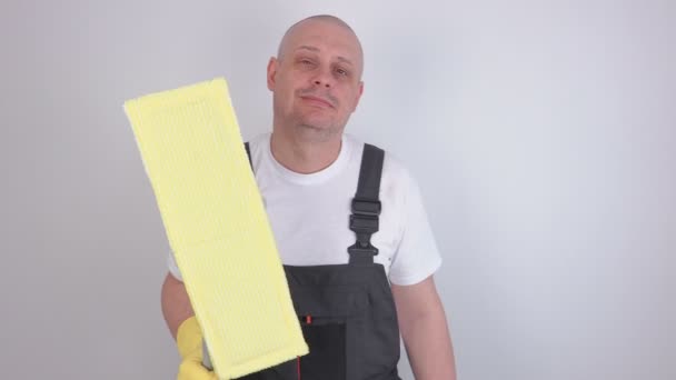 Funny cleaner shows thumb up - Footage, Video