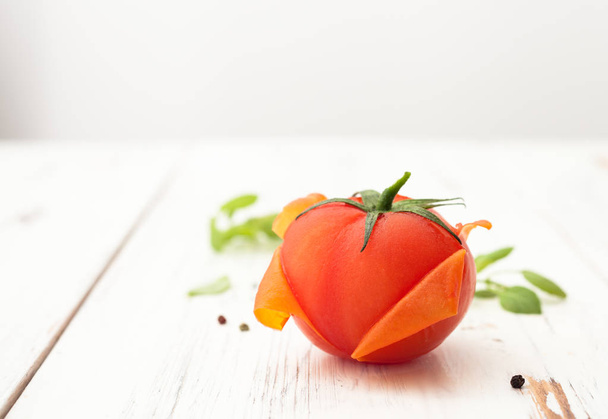 Metade de tomate com pano tratado sobre fundo branco
 - Foto, Imagem