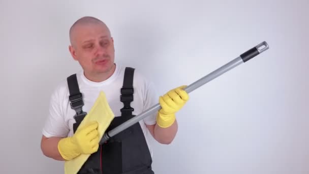 Ευτυχισμένος καθαριστής που χρησιμοποιεί τις σφουγγαρίστρα σαν κιθάρα - Πλάνα, βίντεο
