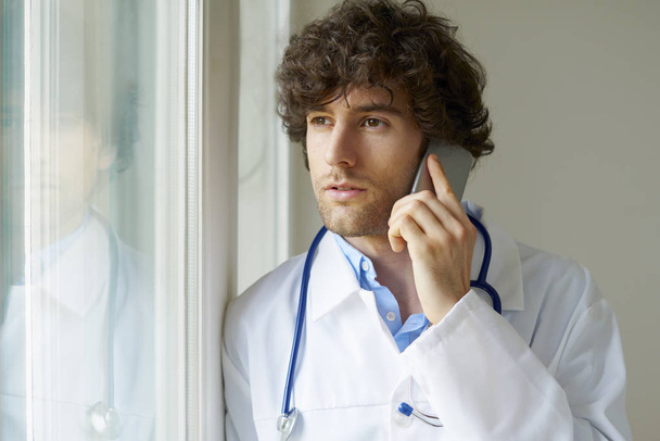  male doctor talking  - Foto, Imagen