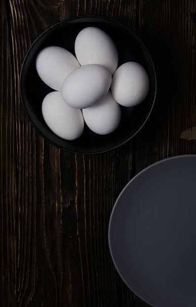 Huevos de pollo en plato
 - Foto, Imagen