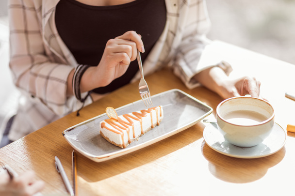 mujer comiendo postre dulce en la cafetería
 - Foto, Imagen