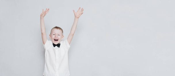 fröhliches Kind mit erhobenen Händen - Foto, Bild