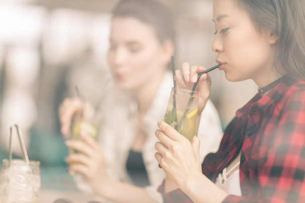 chicas bebiendo cócteles en la cafetería
 - Foto, Imagen