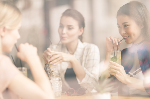Tytöt juovat cocktaileja kahvilassa
 - Valokuva, kuva