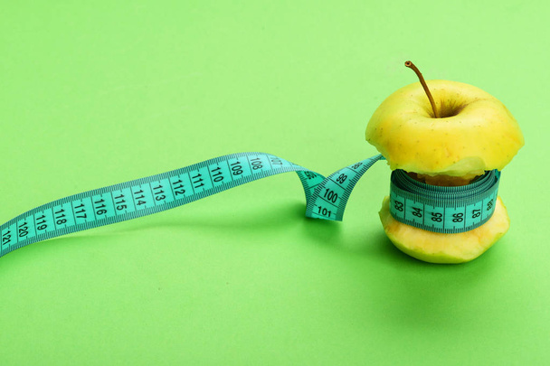 Apple and tape for measuring - 写真・画像
