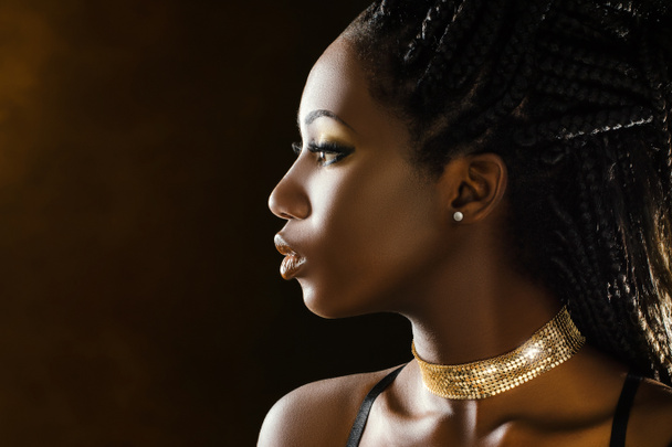 Αφρικανική γυναίκα φοράει μακιγιάζ και κοσμήματα - Φωτογραφία, εικόνα