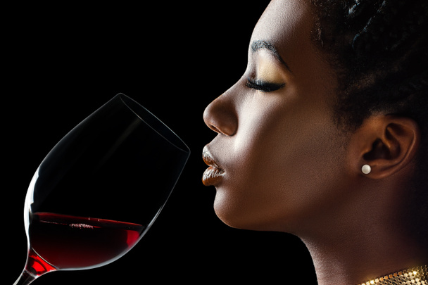 afrikai nő, illatos vörös bor - Fotó, kép