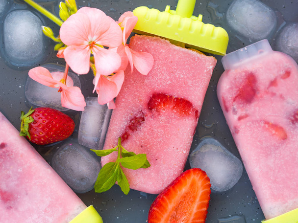 Domowe lody truskawkowe popsicles - Zdjęcie, obraz