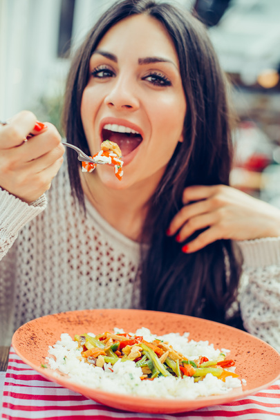 Mujer joven comiendo comida china en un restaurante, teniendo su lunc
 - Foto, Imagen