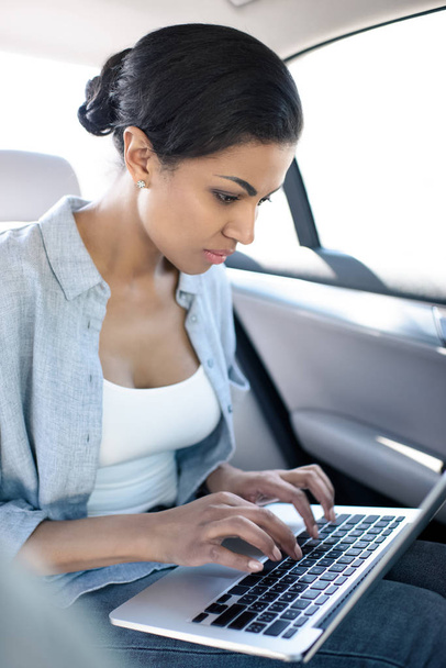 Африканская американка, работающая с ноутбуком
 - Фото, изображение