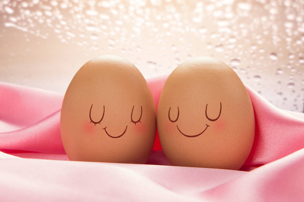 Два яйця з любов'ю один до одного
 - Фото, зображення
