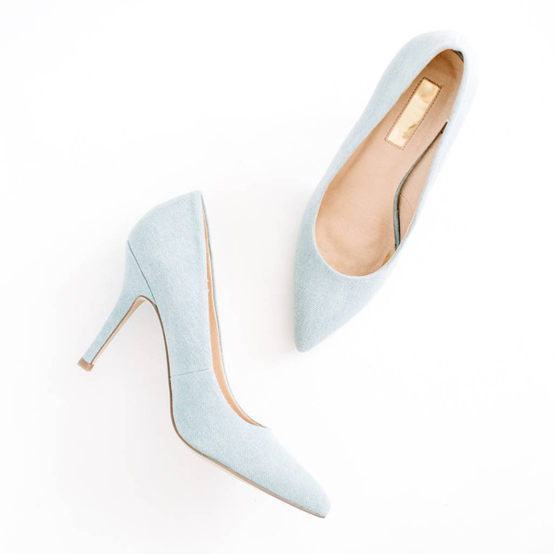 Zapatos femeninos azules pálidos
 - Foto, imagen