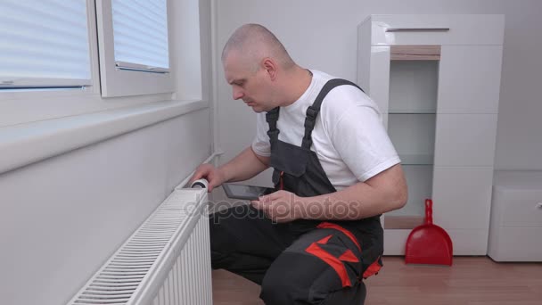 Loodgieter radiator aan te passen en het gebruik van tablet Pc  - Video