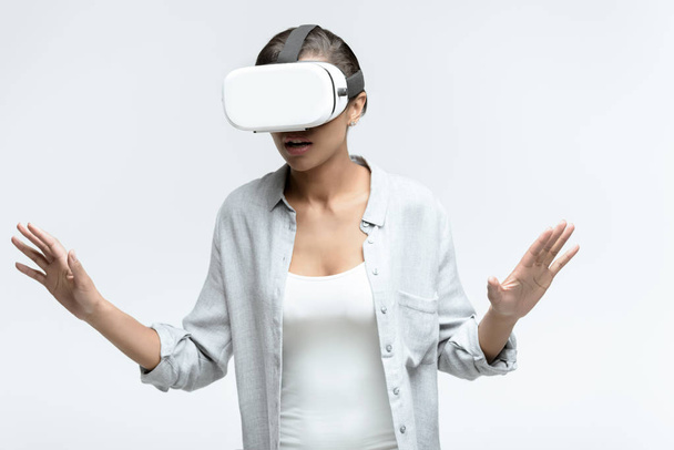 mulher usando fone de ouvido realidade virtual  - Foto, Imagem