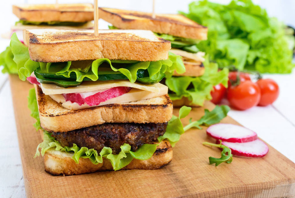 Многослойные сэндвичи с сочной котлеткой
 - Фото, изображение