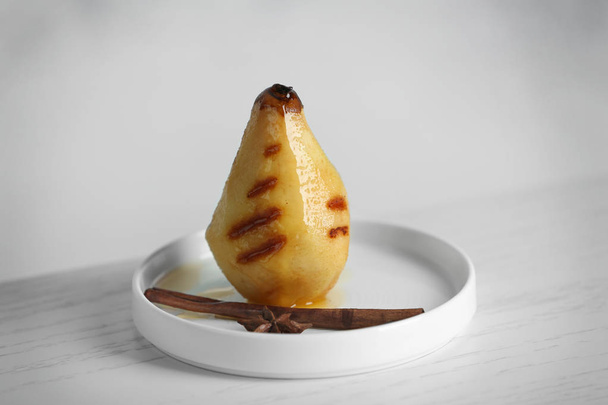 Tasty pears with honey sauce - Foto, afbeelding