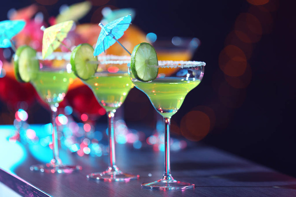 Bicchieri con gustosi cocktail
 - Foto, immagini