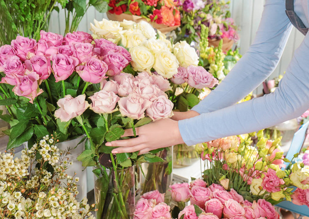 Female florist  in shop - Φωτογραφία, εικόνα
