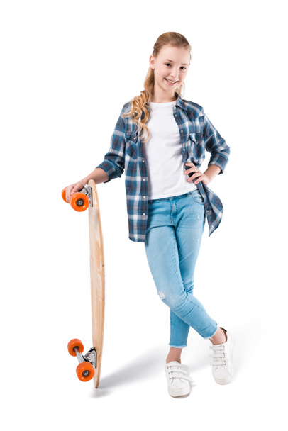 Fille heureuse avec skateboard
 - Photo, image