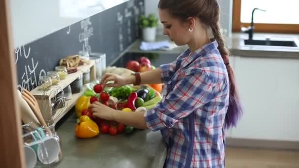 野菜と食料品の買い物袋を持っている若い女性 - 映像、動画