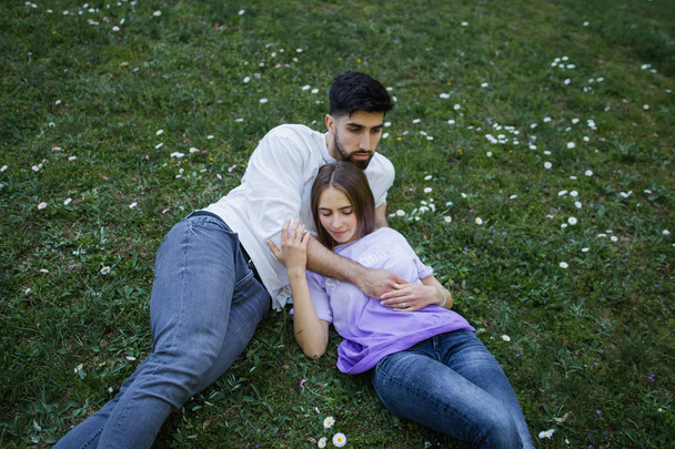 mladý pár v parku - Fotografie, Obrázek