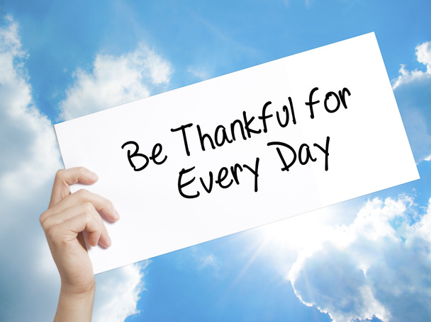 Být vděčný za každý den znamení na bílém papíře. Člověk ruku Holdin - Fotografie, Obrázek