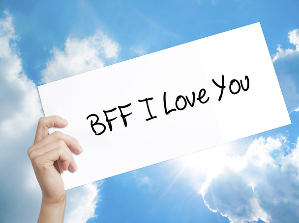 BFF I Love You Sign on white paper. Hombre de mano que sostiene el papel con
  - Foto, imagen