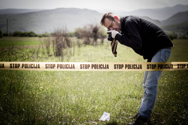 The crime scene, murder, investigation, bloody knife on the gras - Foto, afbeelding
