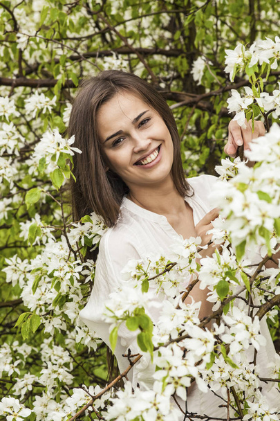 женщина в свежем весеннем саду
 - Фото, изображение