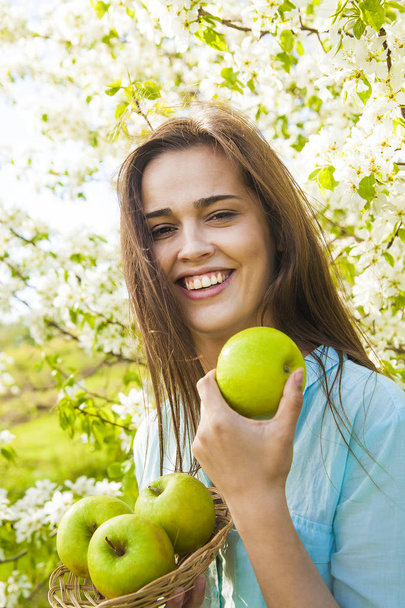 beautiful woman holding apples  - Valokuva, kuva