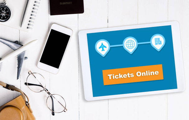 Бронируйте билет онлайн на планшете с принадлежностями для путешествий
 - Фото, изображение