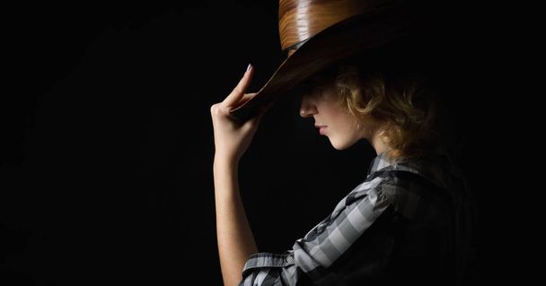 beautiful girl in a cowboy's hat - Foto, Imagen