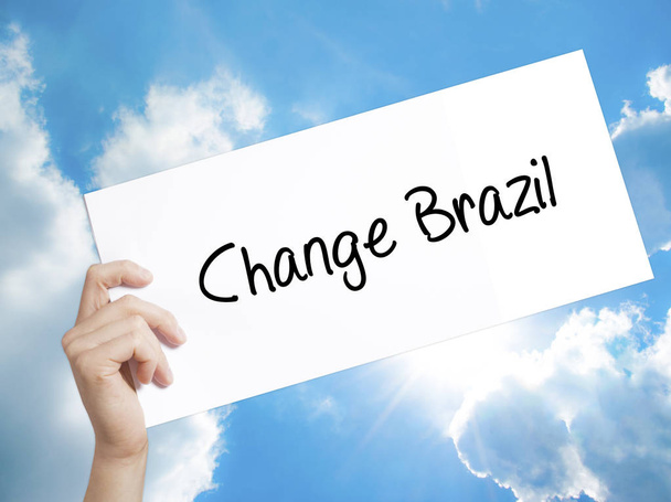 brasilianisches Schild auf weißem Papier ändern. Mann hält Papier mit der Hand  - Foto, Bild