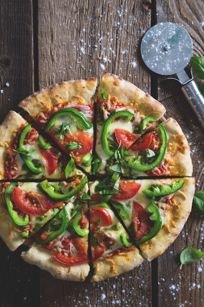 Pizza with mozzarella and green bell pepper - Foto, immagini