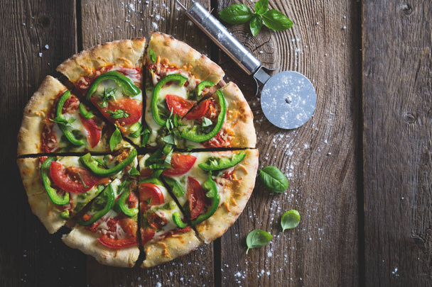 Pizza with mozzarella and green bell pepper - Foto, immagini