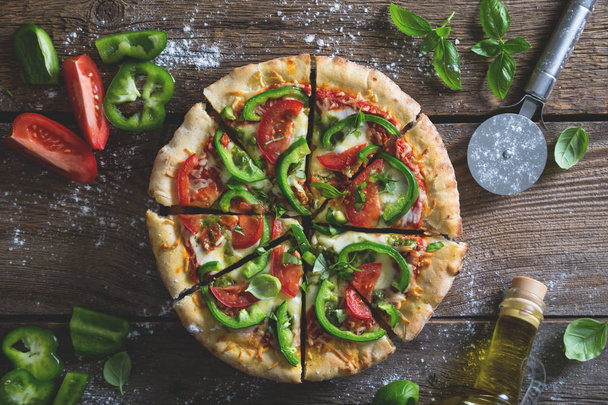 Pizza with mozzarella and green bell pepper - Foto, afbeelding